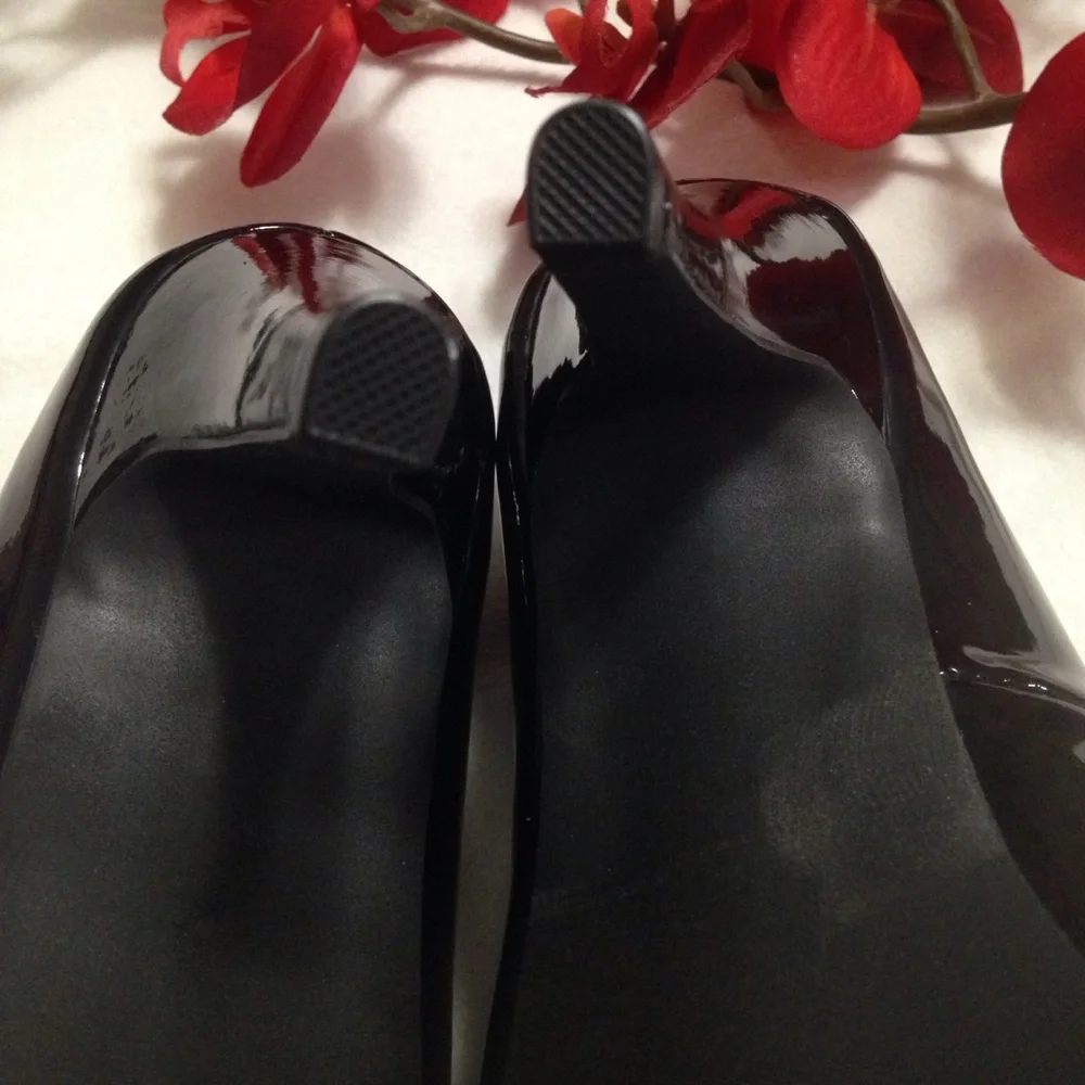 NEW 4 inch Stiletto Heels Peep Toe Pumps Black Patent New Directions Bella 6.5M